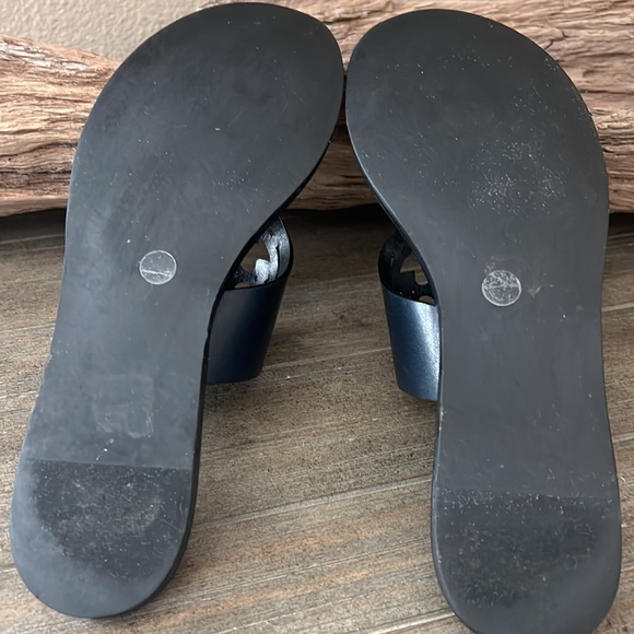 Excellent preloved Tory Burch Zoey Thong Sandal. Maybe wore twice. - Picture 10 of 10
